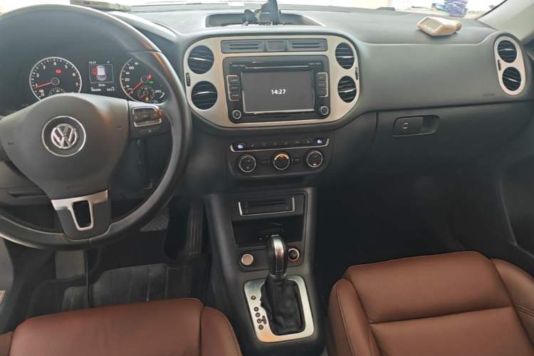 Used Volkswagen Tiguan 2015 1.8TSI Automatic Two-Wheel Drive Luxury Model Audio And AC Panel