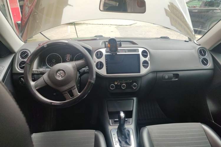 Used Volkswagen Tiguan 2015 1.8TSI Automatic Two-Wheel Drive Trend Edition Center Console