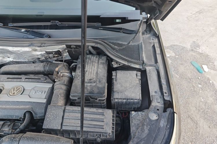 Used Volkswagen Tiguan 2015 1.8TSI Automatic All-Wheel-Drive Luxury Model Engine Bay Left