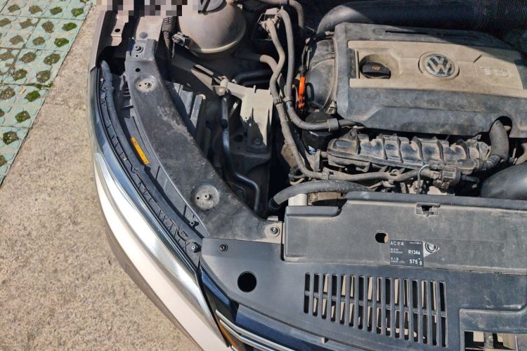 Used Volkswagen Tiguan 2015 1.8TSI Automatic All-Wheel-Drive Luxury Model Engine Bay Right