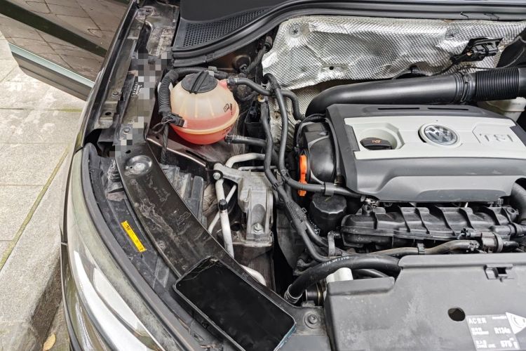 Used Volkswagen Tiguan 2015 1.8TSI Automatic All-Wheel-Drive Luxury Model Engine Bay Right