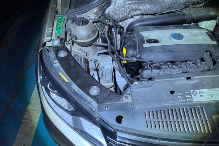 Used Volkswagen Tiguan 2015 1.8TSI Automatic Two-Wheel Drive Luxury Model Engine Bay Right