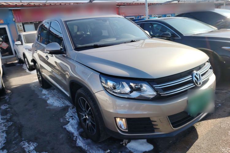Used Volkswagen Tiguan 2015 1.8TSI Automatic All-Wheel-Drive Luxury Model Front Right 45 Deg