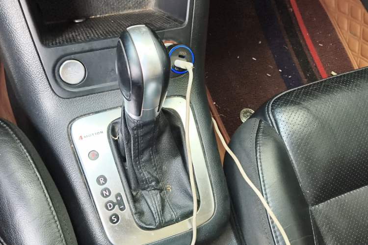 Used Volkswagen Tiguan 2015 2.0 TSI Automatic All-Wheel Drive Luxury Edition Gear Lever