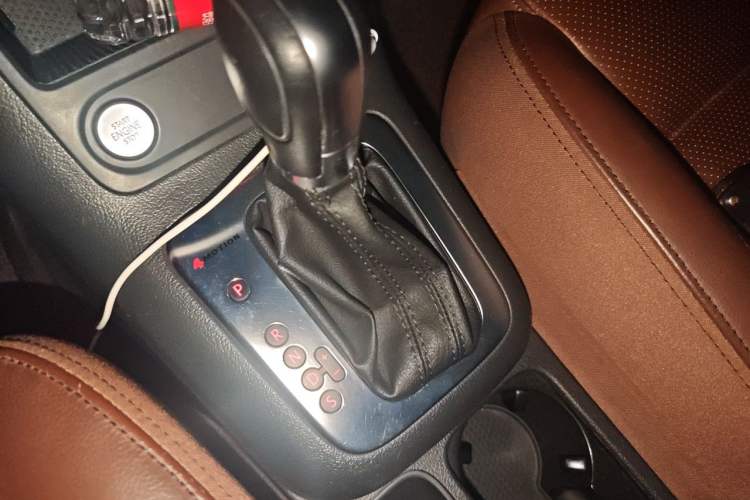 Used Volkswagen Tiguan 2015 1.8TSI Automatic All-Wheel-Drive Luxury Model Gear Lever