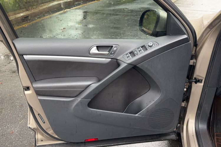 Used Volkswagen Tiguan 2015 2.0 TSI Comfort Edition Interior 4