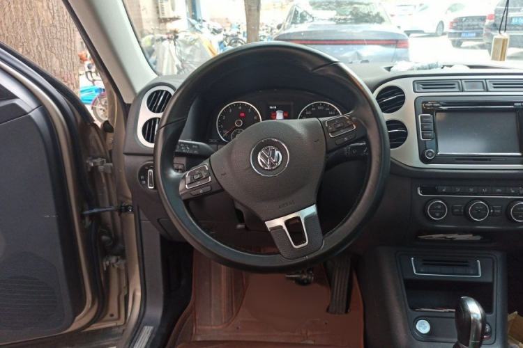 Used Volkswagen Tiguan 2015 1.8TSI Automatic All-Wheel-Drive Luxury Model Interior 4