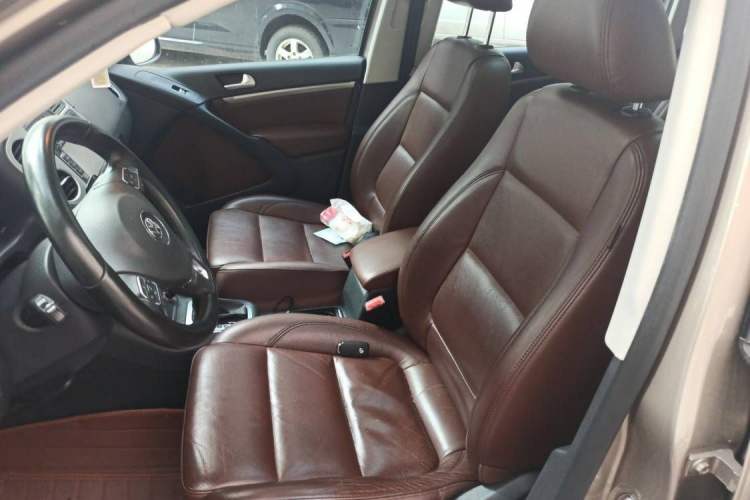 Used Volkswagen Tiguan 2015 1.8TSI Automatic All-Wheel-Drive Luxury Model Interior 5