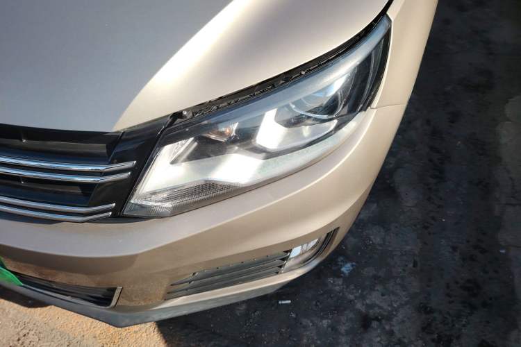 Used Volkswagen Tiguan 2015 1.8TSI Automatic All-Wheel-Drive Luxury Model Left Front Headlight