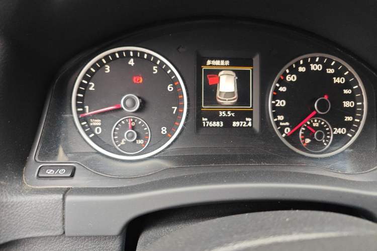 Used Volkswagen Tiguan 2015 1.8TSI Automatic Two-Wheel Drive Luxury Model Odometer Close Up