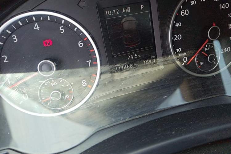 Used Volkswagen Tiguan 2015 2.0 TSI Automatic All-Wheel Drive Flagship Edition Odometer Close Up
