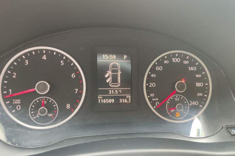 Used Volkswagen Tiguan 2015 1.8TSI Automatic Two-Wheel Drive Trend Edition Odometer Close Up