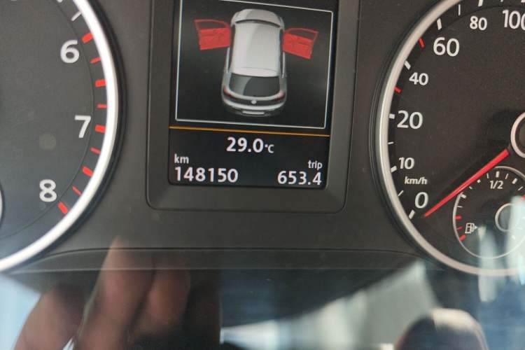 Used Volkswagen Tiguan 2015 1.8TSI Automatic All-Wheel-Drive Luxury Model Odometer Close Up