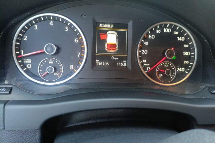 Used Volkswagen Tiguan 2015 1.8TSI Automatic Two-Wheel Drive Luxury Model Odometer Close Up