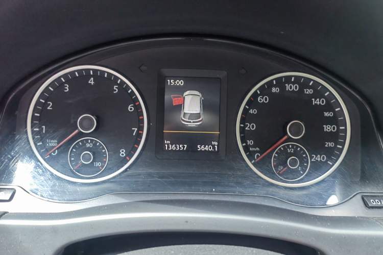 Used Volkswagen Tiguan 2015 1.8TSI Automatic Two-Wheel Drive Luxury Model Odometer Close Up