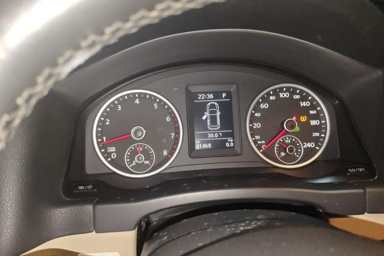Used Volkswagen Tiguan 2015 1.8TSI Automatic All-Wheel Drive Comfort Edition Odometer Close Up