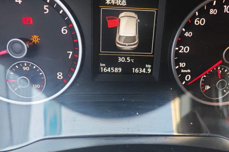 Used Volkswagen Tiguan 2015 1.8TSI Automatic All-Wheel-Drive Luxury Model Odometer Close Up