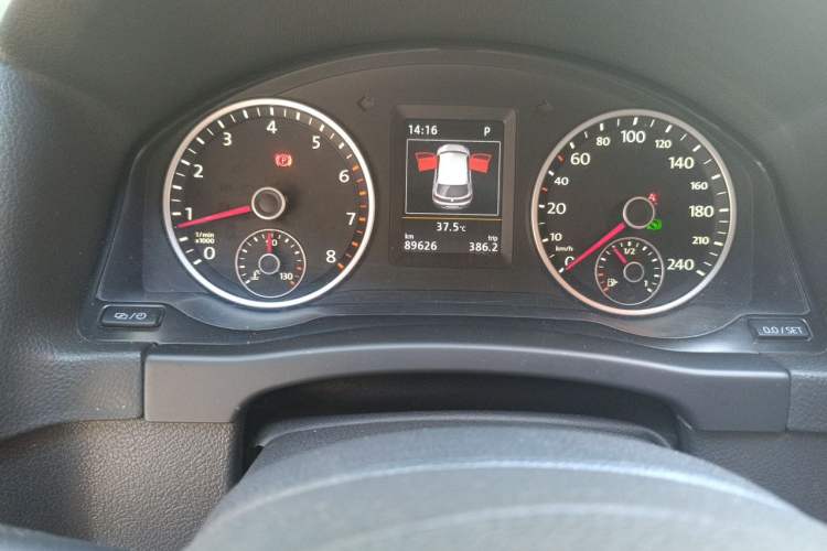 Used Volkswagen Tiguan 2015 1.8TSI Automatic Two-Wheel Drive Luxury Model Odometer Close Up