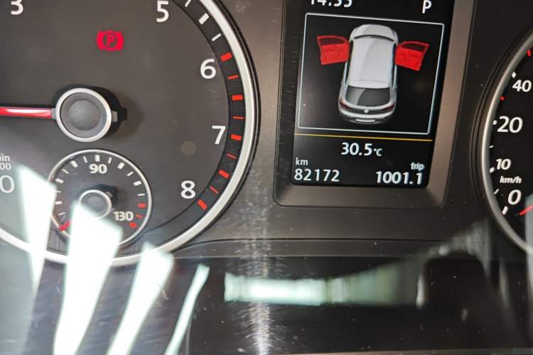 Used Volkswagen Tiguan 2015 1.8TSI Automatic All-Wheel-Drive Luxury Model Odometer Close Up