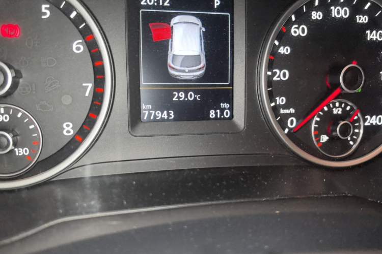 Used Volkswagen Tiguan 2015 1.8TSI Automatic Two-Wheel Drive Luxury Model Odometer Close Up