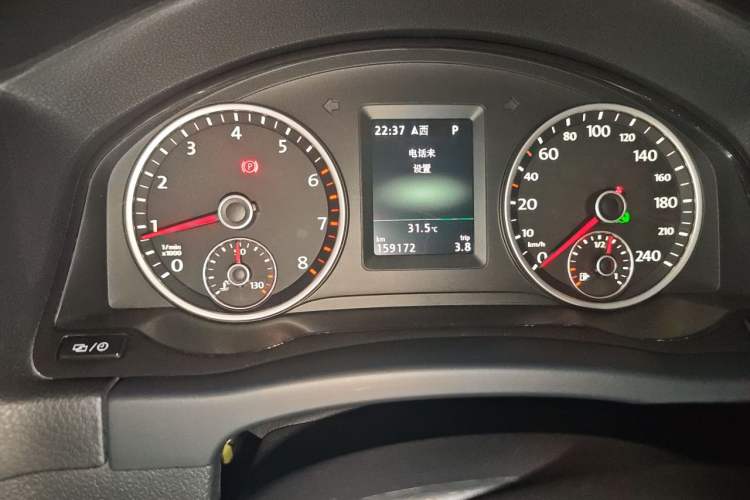 Used Volkswagen Tiguan 2015 1.8TSI Automatic All-Wheel-Drive Luxury Model Odometer Close Up