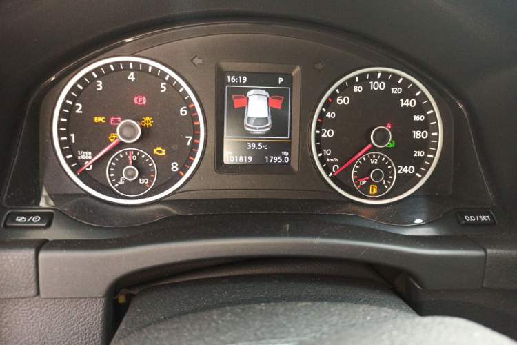 Used Volkswagen Tiguan 2015 1.8TSI Automatic All-Wheel-Drive Luxury Model Odometer Close Up
