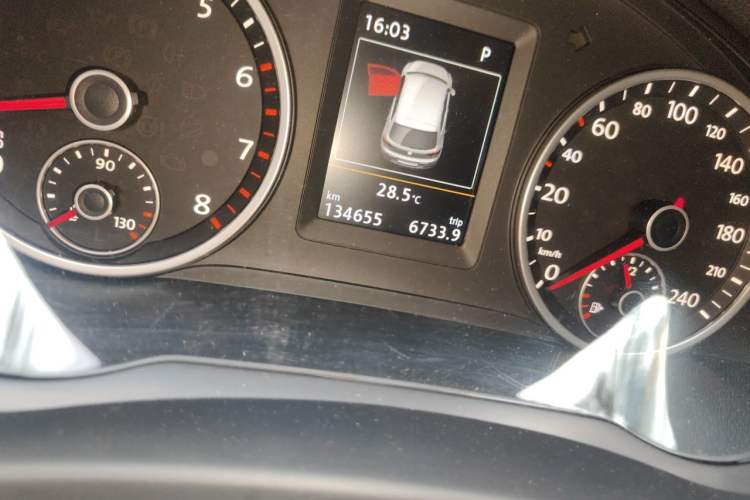 Used Volkswagen Tiguan 2015 1.8TSI Automatic Two-Wheel Drive Luxury Model Odometer Close Up