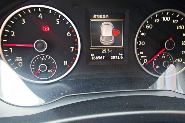 Used Volkswagen Tiguan 2015 1.8TSI Automatic Two-Wheel Drive Luxury Model Odometer Close Up