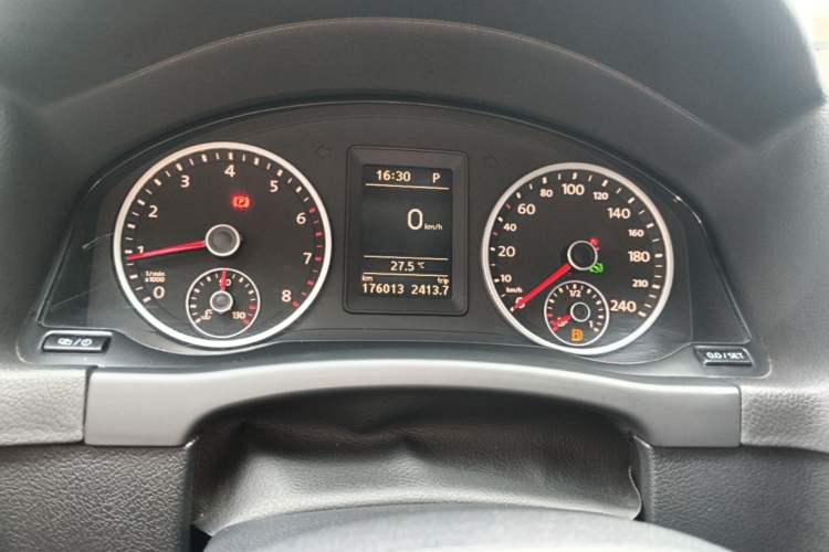 Used Volkswagen Tiguan 2015 1.8TSI Automatic Two-Wheel Drive Trend Edition Odometer Close Up