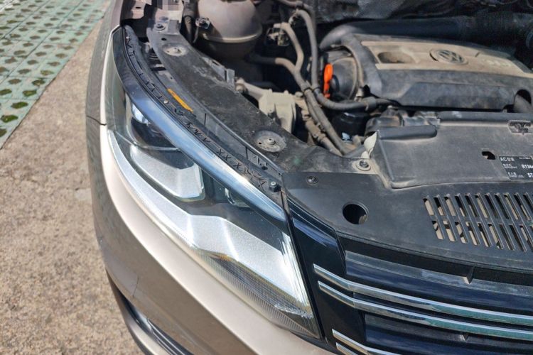 Used Volkswagen Tiguan 2015 1.8TSI Automatic All-Wheel-Drive Luxury Model Right Front Headlight