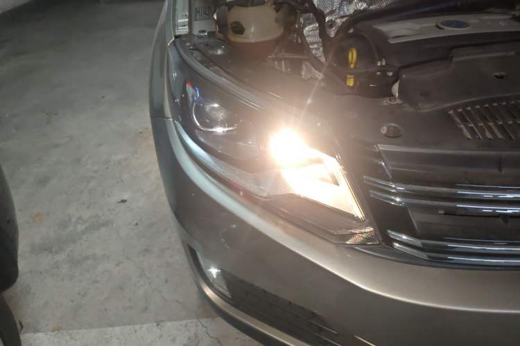 Used Volkswagen Tiguan 2015 1.8TSI Automatic All-Wheel Drive Comfort Edition Right Front Headlight