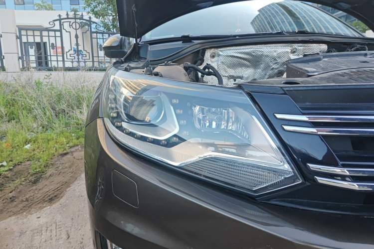 Used Volkswagen Tiguan 2015 1.8TSI Automatic All-Wheel-Drive Luxury Model Right Front Headlight