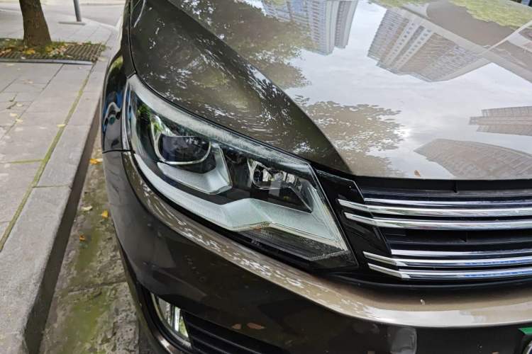Used Volkswagen Tiguan 2015 1.8TSI Automatic All-Wheel-Drive Luxury Model Right Front Headlight