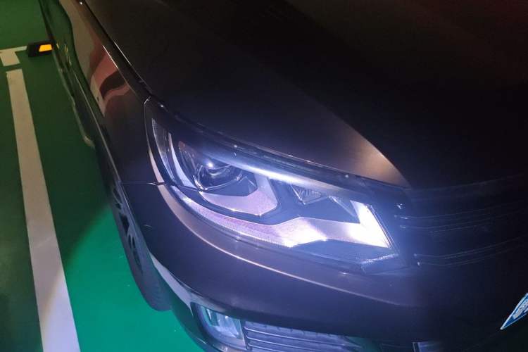 Used Volkswagen Tiguan 2015 1.8TSI Automatic All-Wheel-Drive Luxury Model Right Front Headlight