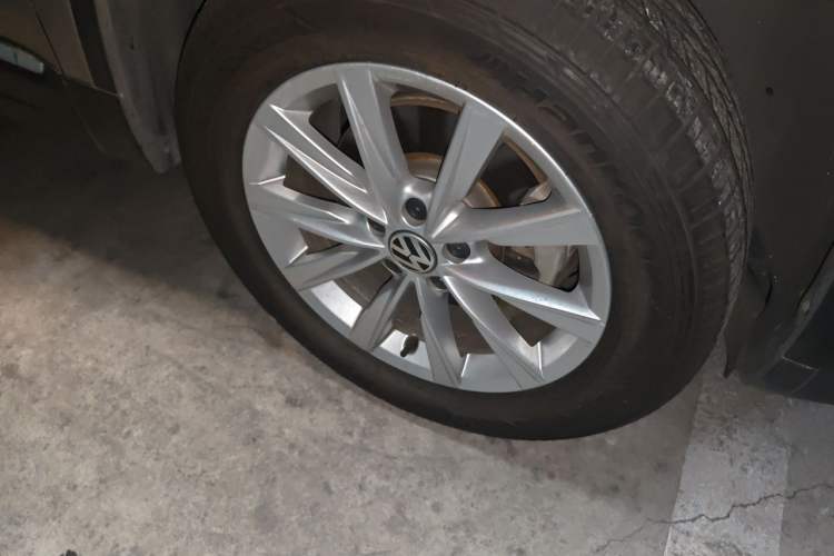 Used Volkswagen Tiguan 2015 1.8TSI Automatic All-Wheel Drive Comfort Edition Right Front Wheel Hub