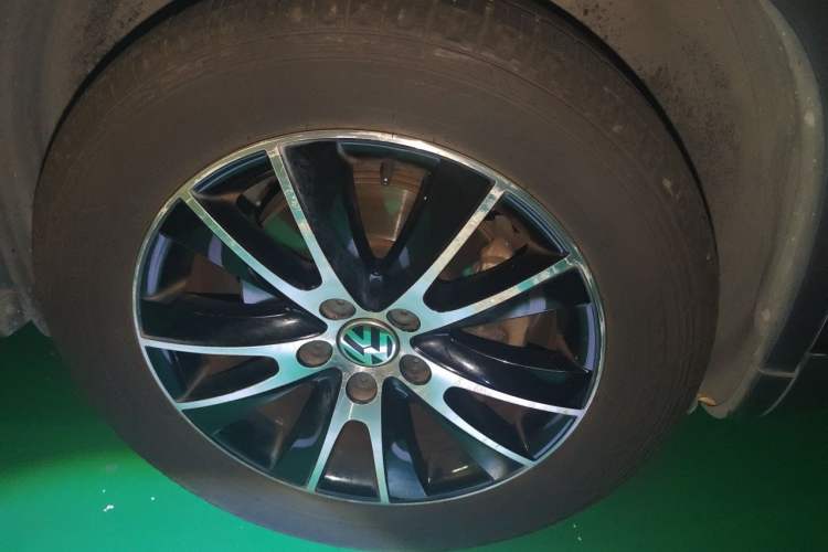 Used Volkswagen Tiguan 2015 1.8TSI Automatic All-Wheel-Drive Luxury Model Right Front Wheel Hub