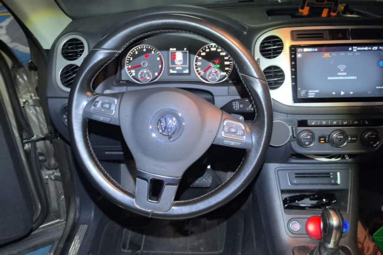 Used Volkswagen Tiguan 2015 1.8TSI Automatic Two-Wheel Drive Luxury Model Steering Wheel