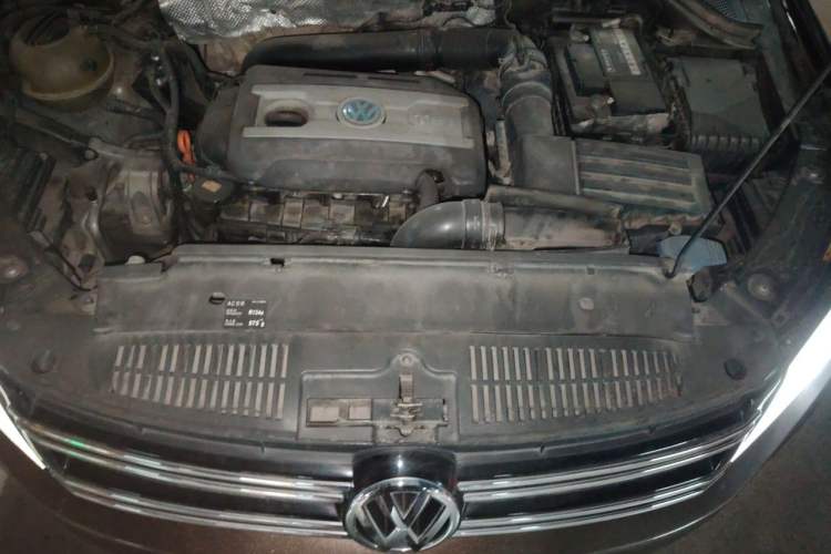 Used Volkswagen Tiguan 2015 1.8TSI Automatic All-Wheel-Drive Luxury Model Engine Bay