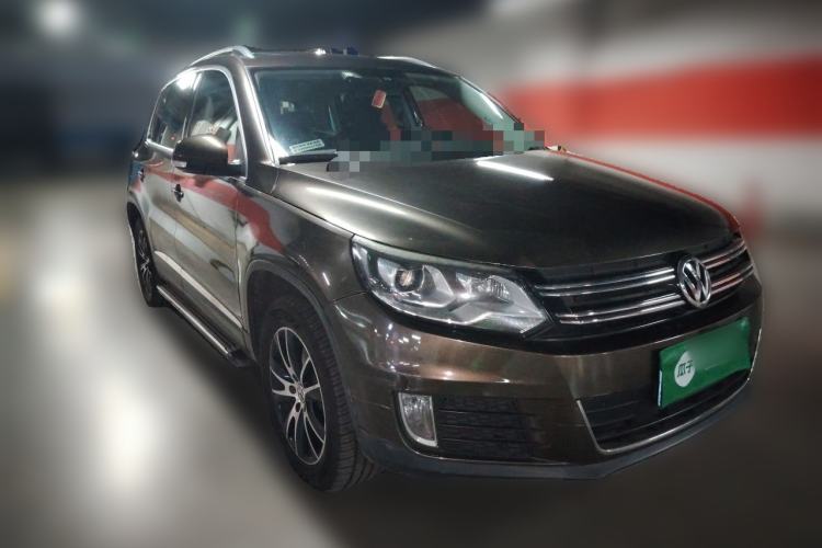 Used Volkswagen Tiguan 2015 1.8TSI Automatic All-Wheel-Drive Luxury Model Front Right 45 Deg