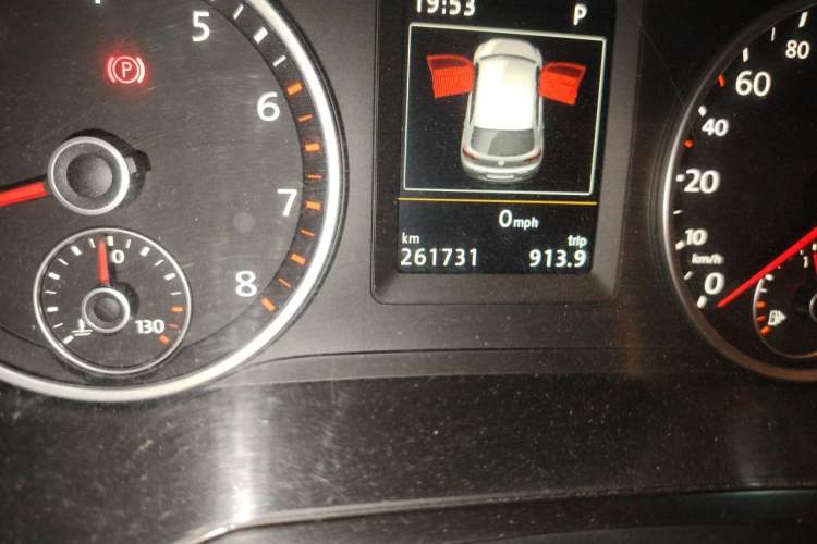 Used Volkswagen Tiguan 2015 1.8TSI Automatic All-Wheel-Drive Luxury Model Odometer Close Up