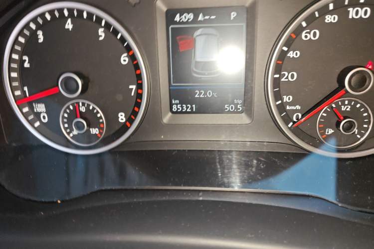Used Volkswagen Tiguan 2015 2.0 TSI Automatic All-Wheel Drive Flagship Edition Odometer Close Up