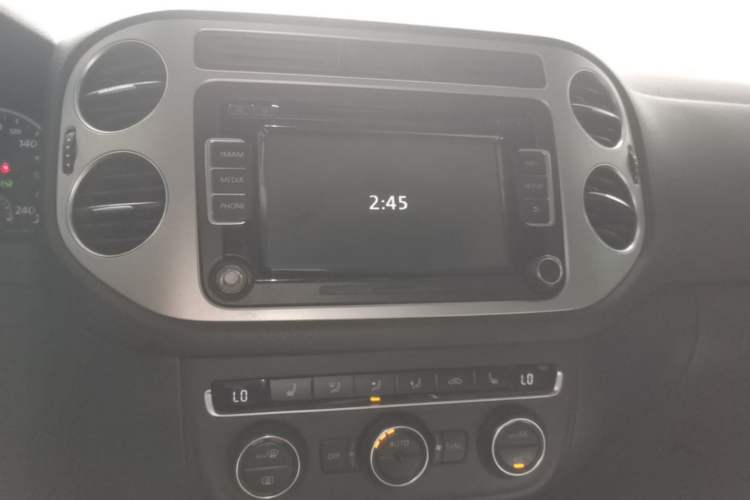 Used Volkswagen Tiguan 2015 1.8TSI Automatic All-Wheel-Drive Luxury Model Audio And AC Panel