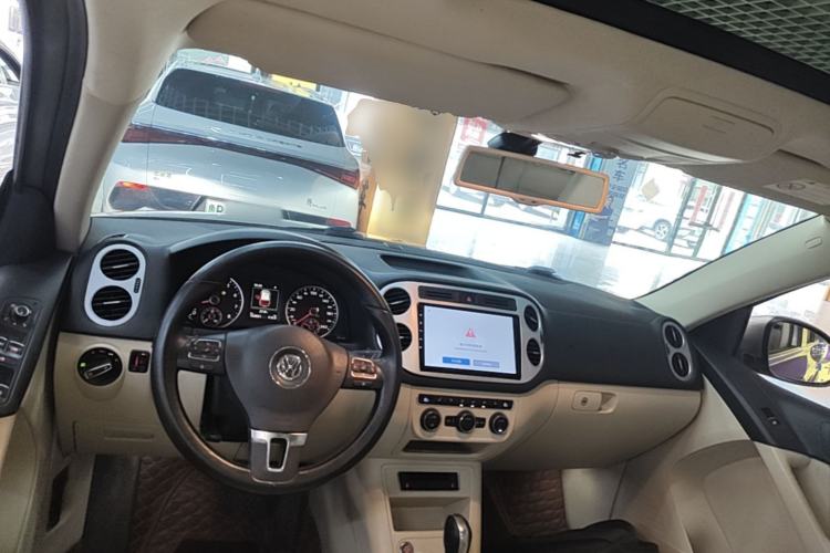 Used Volkswagen Tiguan 2015 1.8TSI Automatic Two-Wheel Drive Luxury Model Center Console