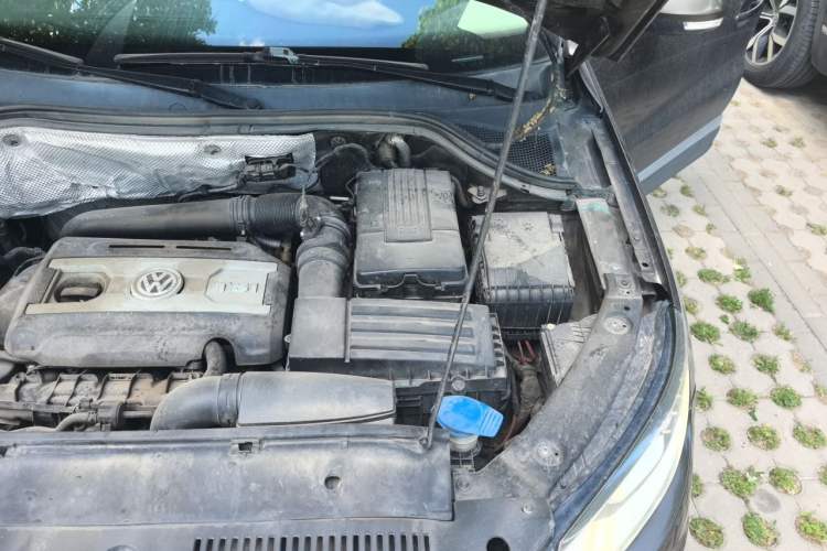 Used Volkswagen Tiguan 2015 1.8TSI Automatic All-Wheel-Drive Luxury Model Engine Bay Left