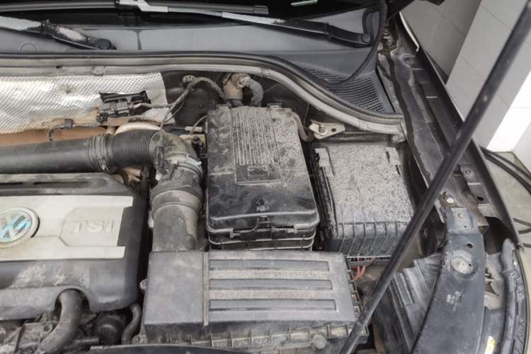 Used Volkswagen Tiguan 2015 1.8TSI Automatic All-Wheel-Drive Luxury Model Engine Bay Left