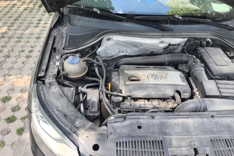Used Volkswagen Tiguan 2015 1.8TSI Automatic All-Wheel-Drive Luxury Model Engine Bay Right
