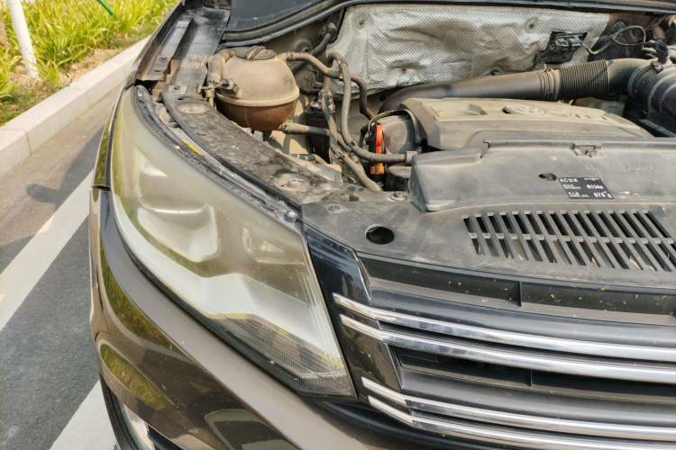 Used Volkswagen Tiguan 2015 1.8TSI Automatic Two-Wheel Drive Luxury Model Engine Bay Right