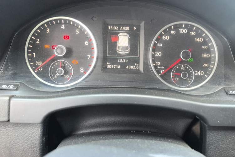 Used Volkswagen Tiguan 2015 1.8TSI Automatic All-Wheel-Drive Luxury Model Odometer Close Up
