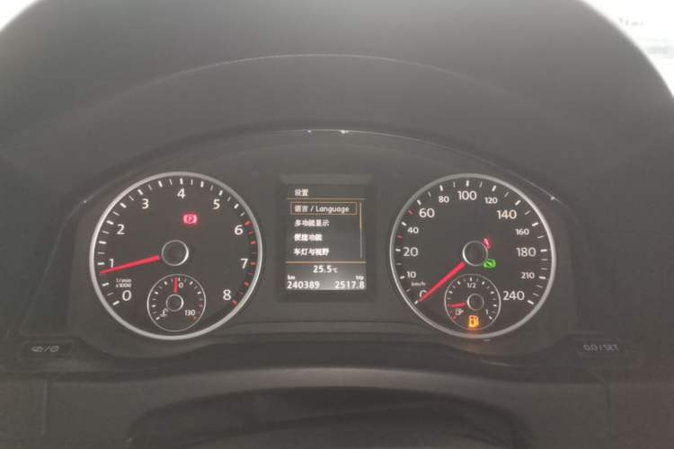 Used Volkswagen Tiguan 2015 1.8TSI Automatic All-Wheel-Drive Luxury Model Odometer Close Up