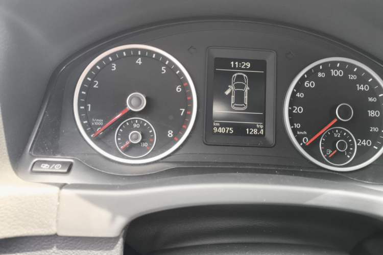 Used Volkswagen Tiguan 2015 1.8TSI Automatic Two-Wheel Drive Comfort Edition Odometer Close Up